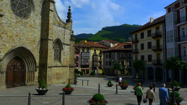 Vista del Puente Viejo medieval de Balmaseda con su torre-portazgo sobre el río Cadagua