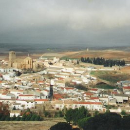 Vista panorámica de Belmonte (Cuenca) con su castillo gótico-mudéjar coronando el cerro sobre el caserío