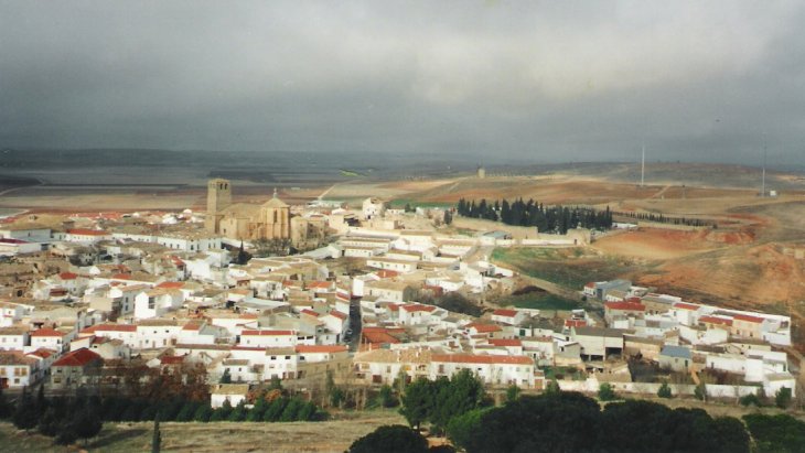 Vista panorámica de Belmonte (Cuenca) con su castillo gótico-mudéjar coronando el cerro sobre el caserío
