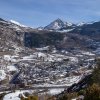 Panorámica de Benasque con sus casas de piedra y los picos nevados del macizo de la Maladeta al fondo