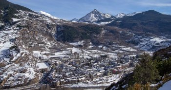 Panorámica de Benasque con sus casas de piedra y los picos nevados del macizo de la Maladeta al fondo