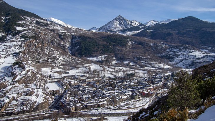 Panorámica de Benasque con sus casas de piedra y los picos nevados del macizo de la Maladeta al fondo