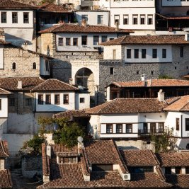 Casas blancas escalonadas de Berat, en Albania, al atardecer