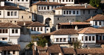 Casas blancas escalonadas de Berat, en Albania, al atardecer