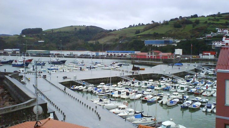Panorámica del puerto viejo de Bermeo con sus casas de colores y las embarcaciones pesqueras amarradas