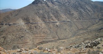 Panorámica de Betancuria, pueblo blanco entre montañas ocres y palmeras con la iglesia de Santa María, en Fuerteventura