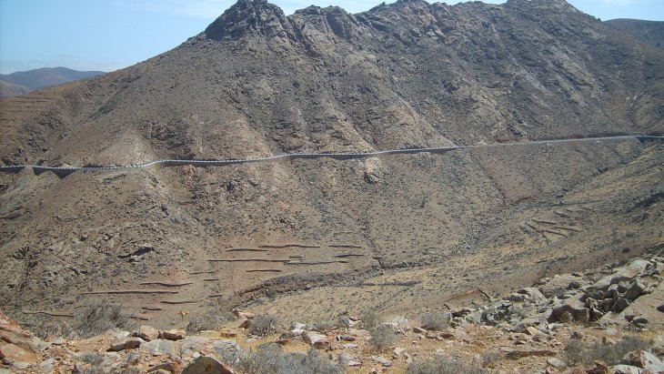 Panorámica de Betancuria, pueblo blanco entre montañas ocres y palmeras con la iglesia de Santa María, en Fuerteventura