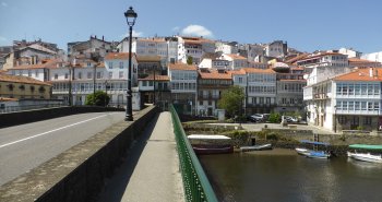Casco histórico de Betanzos con sus galerías blancas sobre el río Mandeo