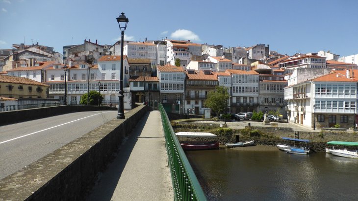 Casco histórico de Betanzos con sus galerías blancas sobre el río Mandeo