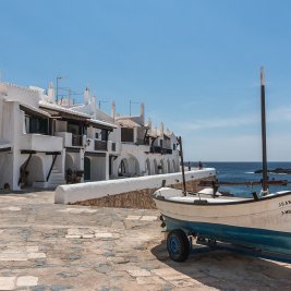 Callejuelas blancas y casas encaladas de Binibeca Vell, el pueblo de pescadores de Menorca, junto al mar Mediterráneo