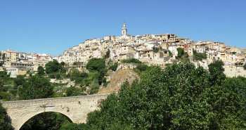 Panorámica del barrio medieval de Bocairent con sus casas escalonadas sobre la roca y la Sierra de Mariola al fondo