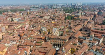 Tejados rojos y torres medievales del centro histórico de Bolonia