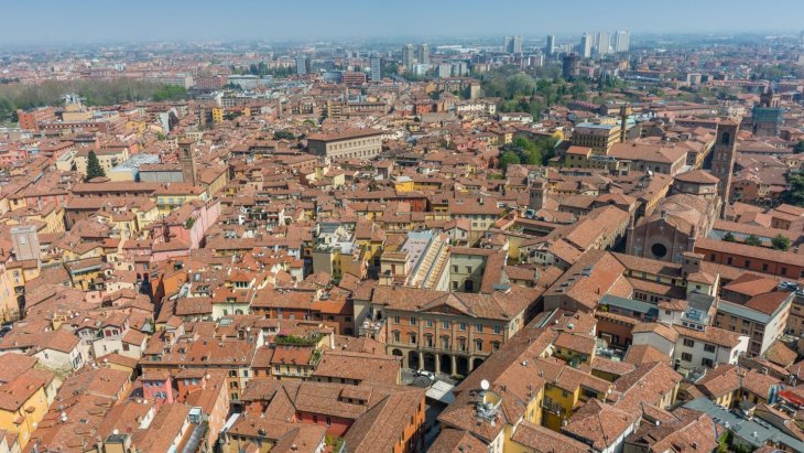 Tejados rojos y torres medievales del centro histórico de Bolonia