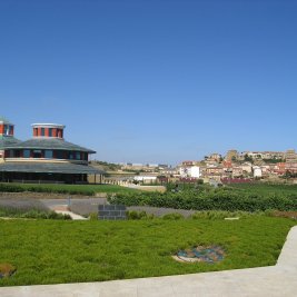 Panorámica de Briones sobre su cerro, con la torre barroca destacando entre viñedos de Rioja Alta