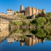 Panorámica de Buitrago del Lozoya con su muralla medieval reflejada en el río Lozoya