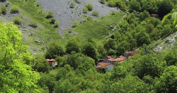 La aldea de piedra de Bulnes rodeada por las montañas calizas de los Picos de Europa