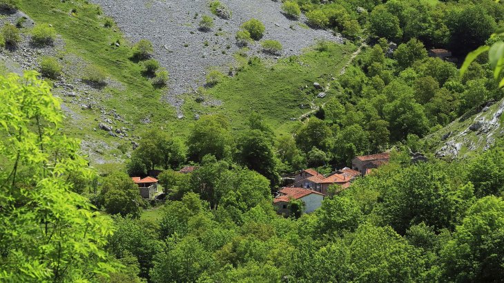La aldea de piedra de Bulnes rodeada por las montañas calizas de los Picos de Europa