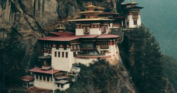 Monasterio de Taktsang, el Nido del Tigre, colgado del acantilado en Bután