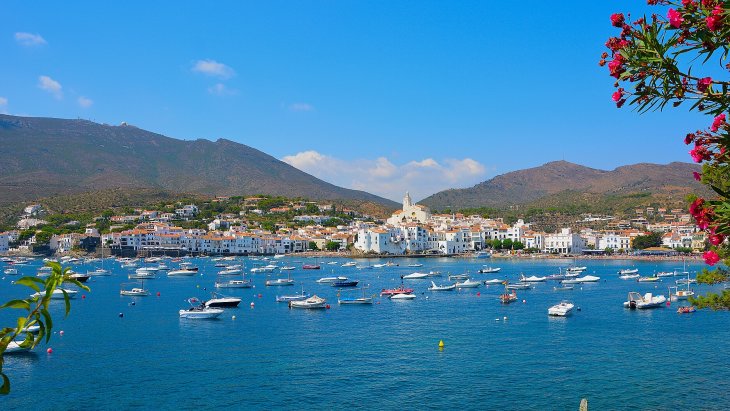 Panorámica de la bahía de Cadaqués con sus casas blancas y la iglesia de Santa Maria en lo alto