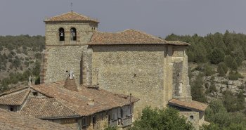 Calle Real de Calatañazor con sus casas de adobe y entramado de madera y el castillo al fondo