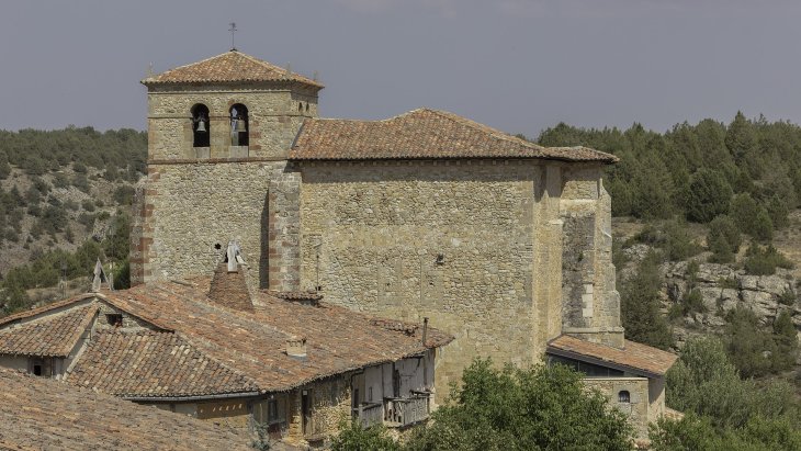 Calle Real de Calatañazor con sus casas de adobe y entramado de madera y el castillo al fondo