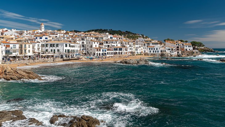 Playa de Port Bo en Calella de Palafrugell con barcas varadas y casas blancas de pescadores