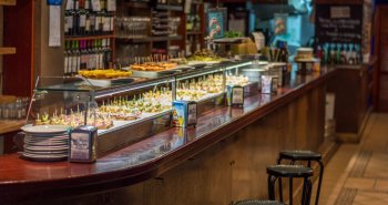 Barra de bar con pinchos variados en la calle Laurel de Logroño
