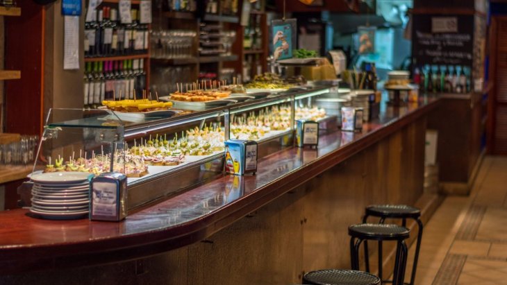 Barra de bar con pinchos variados en la calle Laurel de Logroño