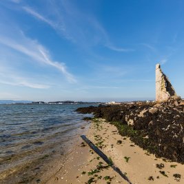 Vista panorámica de Cambados con la plaza de Fefiñáns y la ría de Arousa al fondo