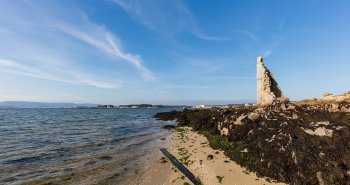 Vista panorámica de Cambados con la plaza de Fefiñáns y la ría de Arousa al fondo