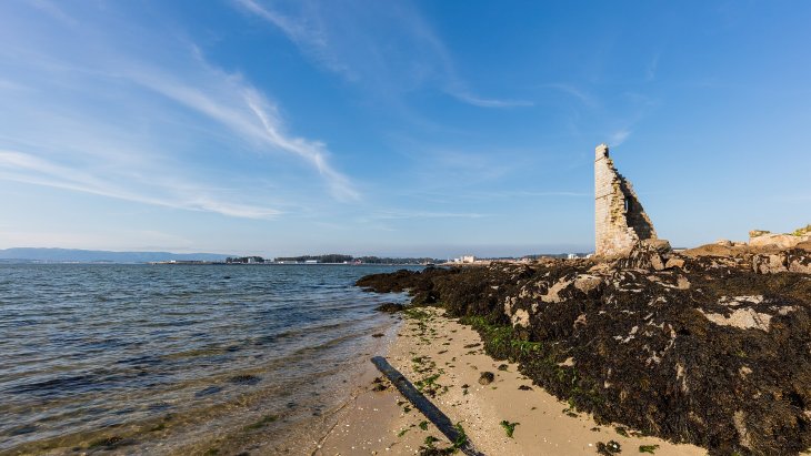 Vista panorámica de Cambados con la plaza de Fefiñáns y la ría de Arousa al fondo