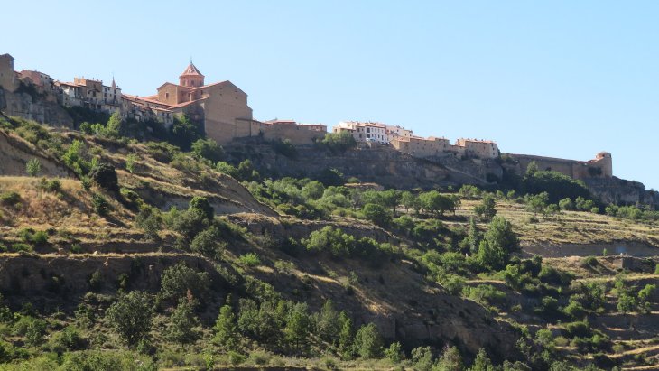 Cantavieja encaramada a su espolón rocoso sobre el barranco, con las montañas del Maestrazgo al fondo