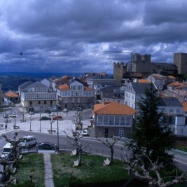 Vista panorámica de Castro Caldelas con su castillo medieval dominando el caserío y las sierras de la Ribeira Sacra al fondo
