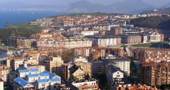 Panorámica del puerto de Castro Urdiales con la iglesia gótica de Santa María y el castillo-faro sobre el mar