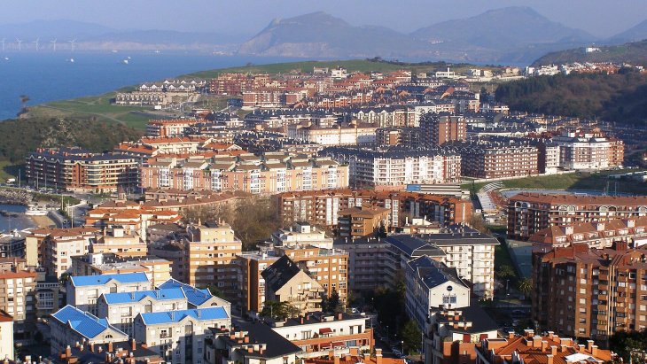 Panorámica del puerto de Castro Urdiales con la iglesia gótica de Santa María y el castillo-faro sobre el mar