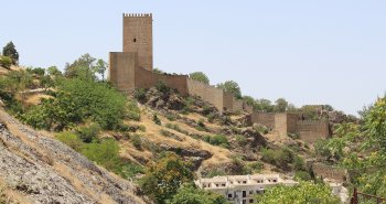 Panorámica de Cazorla con el castillo de la Yedra sobre el caserío blanco y las montañas del parque natural al fondo