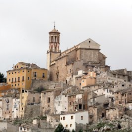 Panorámica del casco antiguo de Cehegín en lo alto del cerro, con la iglesia de Santa María Magdalena sobre la vega del Argos