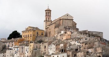 Panorámica del casco antiguo de Cehegín en lo alto del cerro, con la iglesia de Santa María Magdalena sobre la vega del Argos