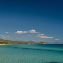 Cala de aguas turquesas rodeada de acantilados en Cerdeña