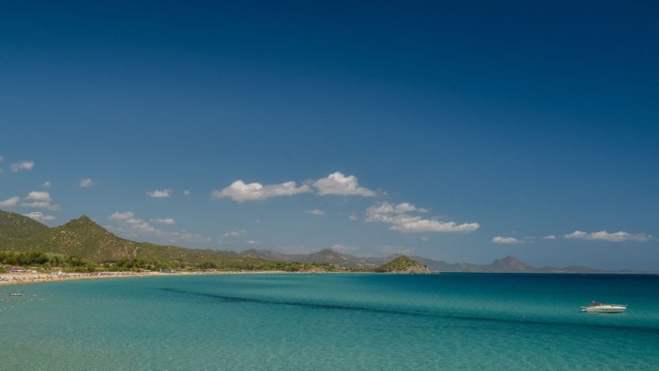 Cala de aguas turquesas rodeada de acantilados en Cerdeña