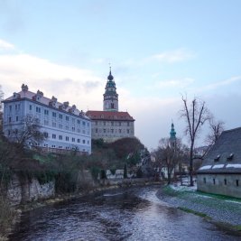 Vista del casco antiguo de Český Krumlov con su castillo y el río Moldava