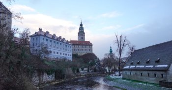 Vista del casco antiguo de Český Krumlov con su castillo y el río Moldava