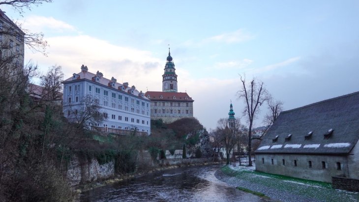 Vista del casco antiguo de Český Krumlov con su castillo y el río Moldava