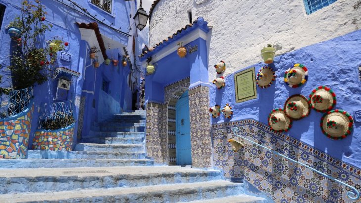 Callejón pintado de azul en la medina de Chefchaouen, Marruecos