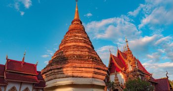Templo dorado de Chiang Mai rodeado de montañas del norte de Tailandia