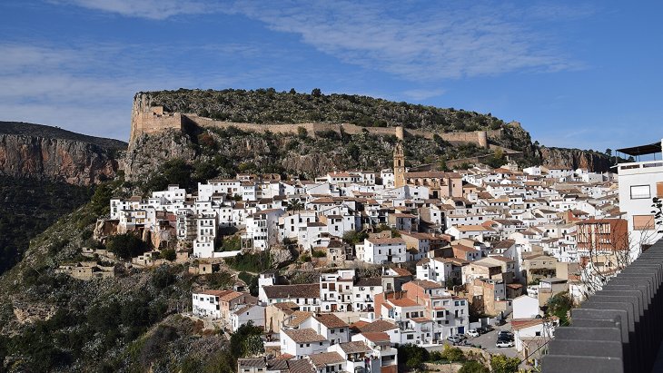 Vista panorámica de Chulilla con sus casas blancas al borde del cañón del Turia y el castillo en lo alto