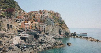 Casas de colores de Manarola sobre los acantilados de Cinque Terre