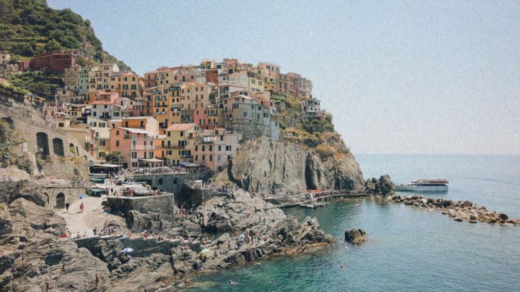 Casas de colores de Manarola sobre los acantilados de Cinque Terre