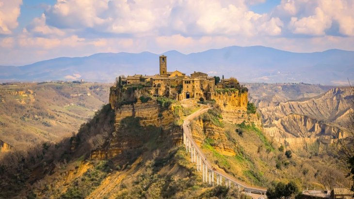 Vista de Civita di Bagnoregio sobre su colina de toba con el puente peatonal de acceso
