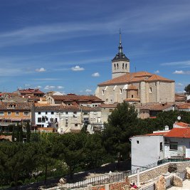 Plaza Mayor porticada de piedra y madera en Colmenar de Oreja